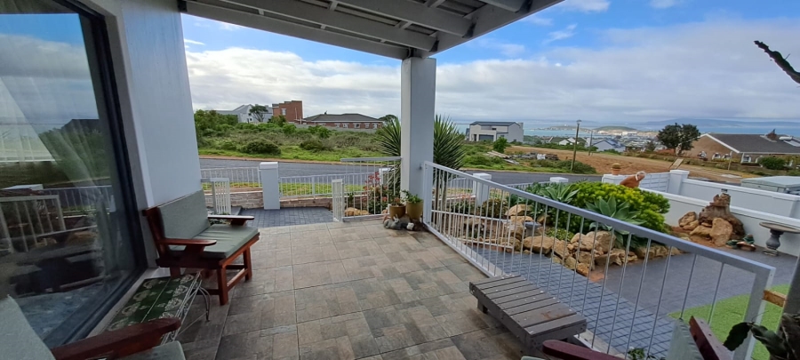 6 Bedroom Property for Sale in Hoogland Western Cape